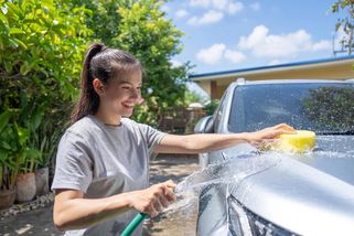 Dumazahrada | Za mytí auta na zahradě hrozí pokuta. Lidé často netuší, že porušují zákon